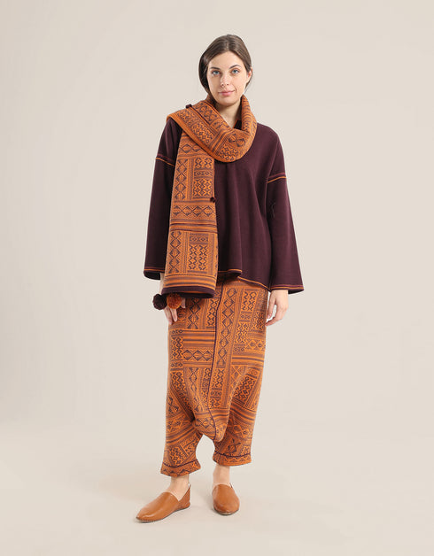 Sweater with round neckline with slits